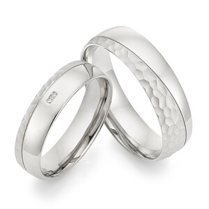 Trauringe aus Silber mit Diamant